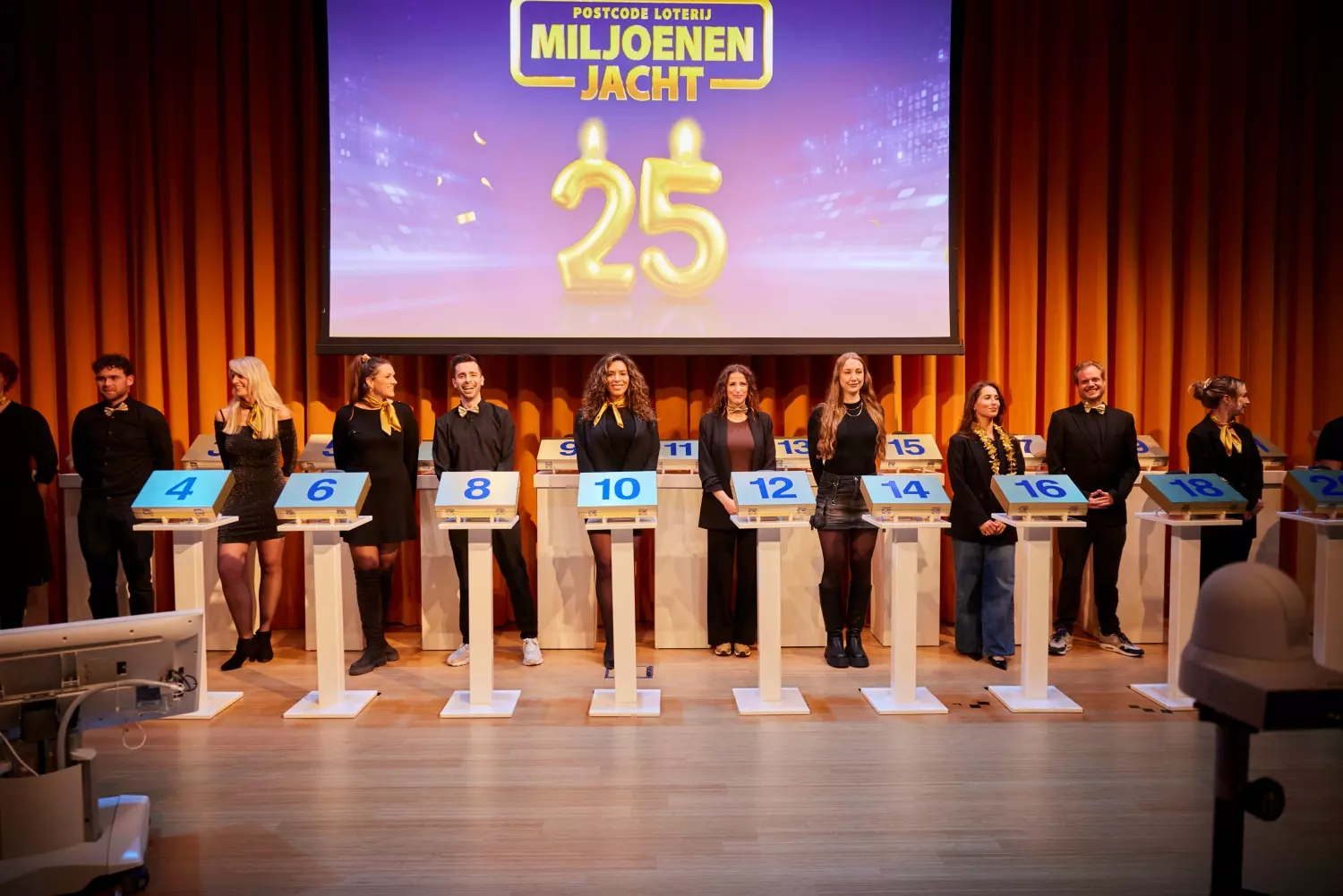 Collega's achter de desk tijdens het speciale Miljoenenjacht event voor collega's.