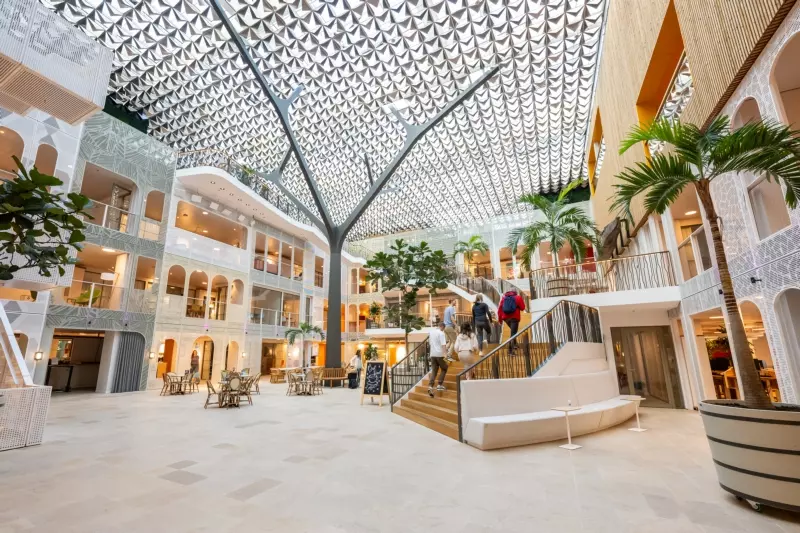 Atrium op kantoor van de Nationale Postcode Loterij en VriendenLoterij. Collega's lopend e trap op.