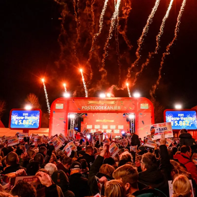 Stichting CliniClowns viert feest bij toekenning van 1 miljoen euro met collega Matthias ter Maten.