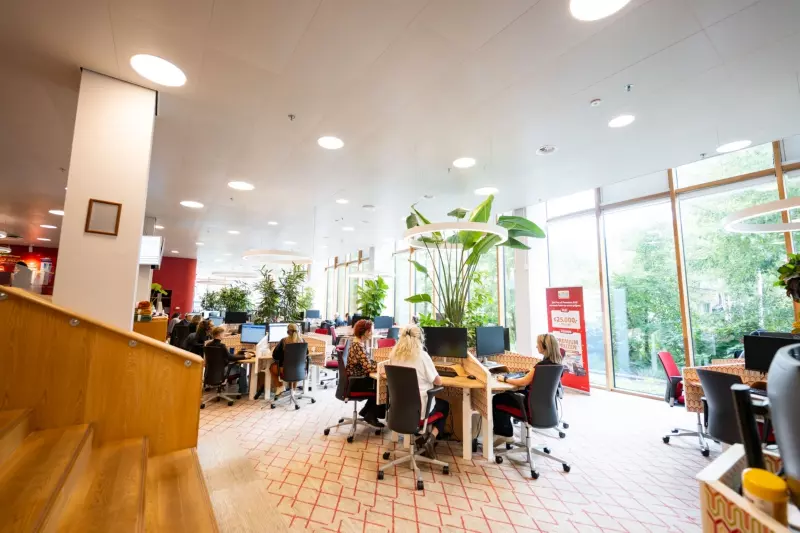 Lachende collega met headset.