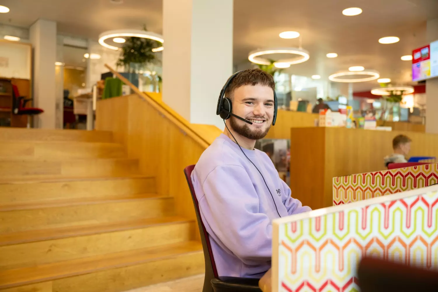 Lachende collega met headset.