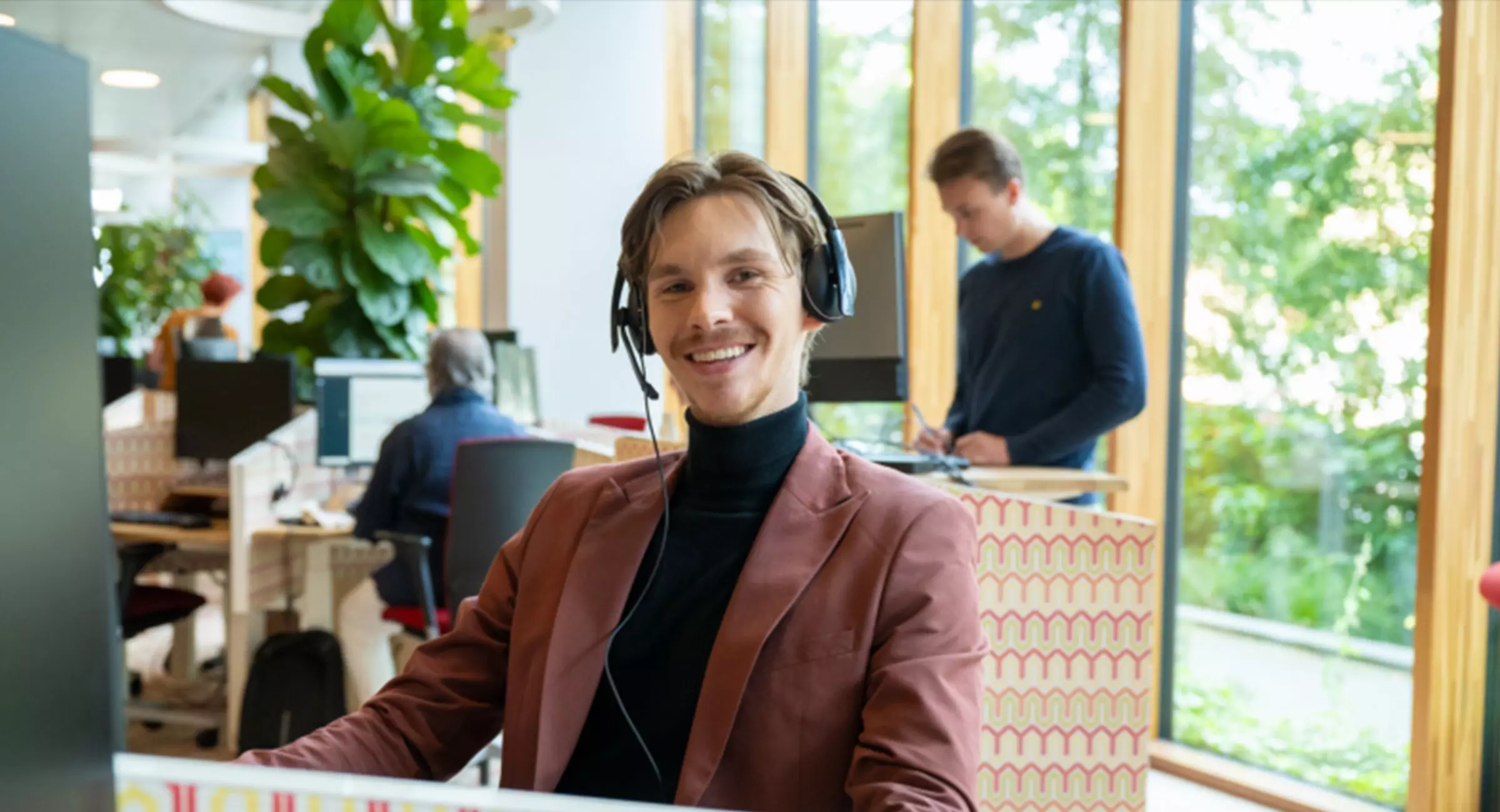 Lachende collega met headset.