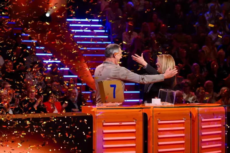 Linda de Mol feliciteert een finalist van Miljoenenjacht achter de desk.