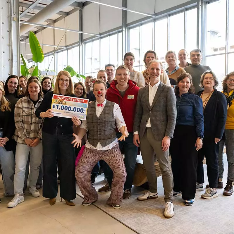 Stichting CliniClowns viert feest bij toekenning van 1 miljoen euro met collega Matthias ter Maten.
