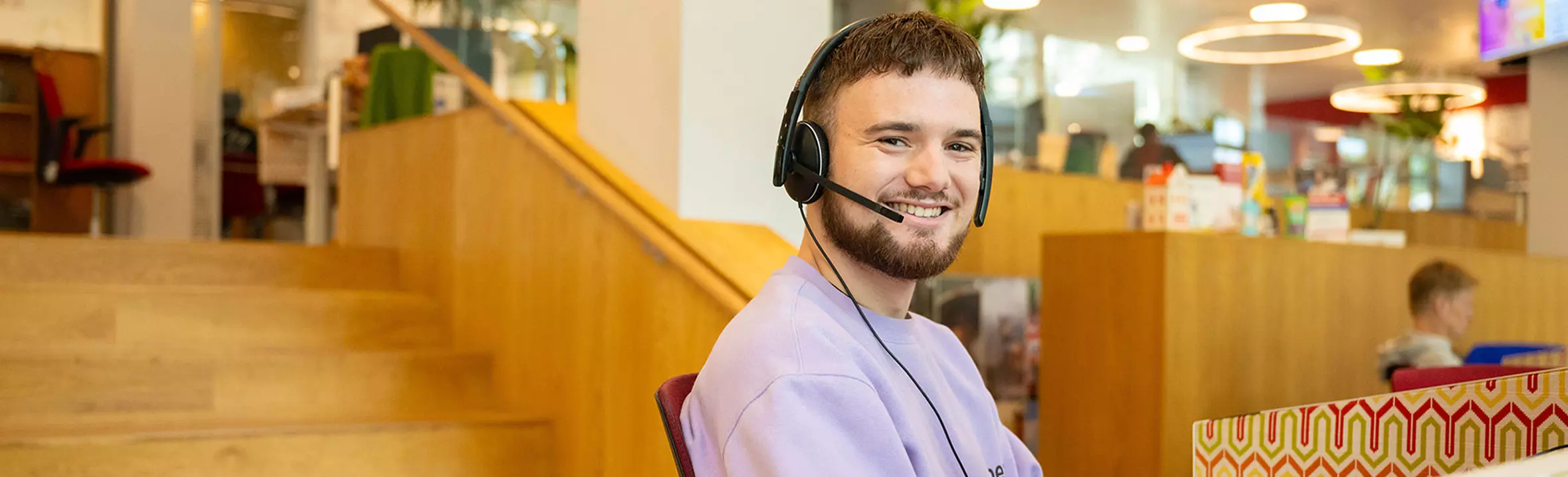 Lachende collega met headset.